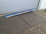 Under drive conveyor belt suitable for potted plants