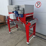 Spreading unit suitable for top-dressing trays, containers or pots with substrate/bark.